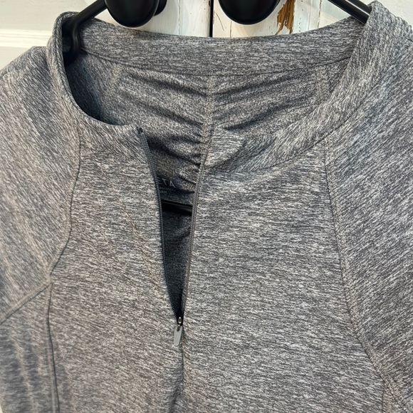 Athleta Women’s Gray Short Sleeve work out shirt. Size S. Zipper front. - Picture 3 of 7